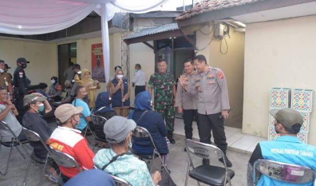 Wakapolda Jabar Tinjau Vaksinasi Serentak se-Jawa Barat di Antapani Bandung