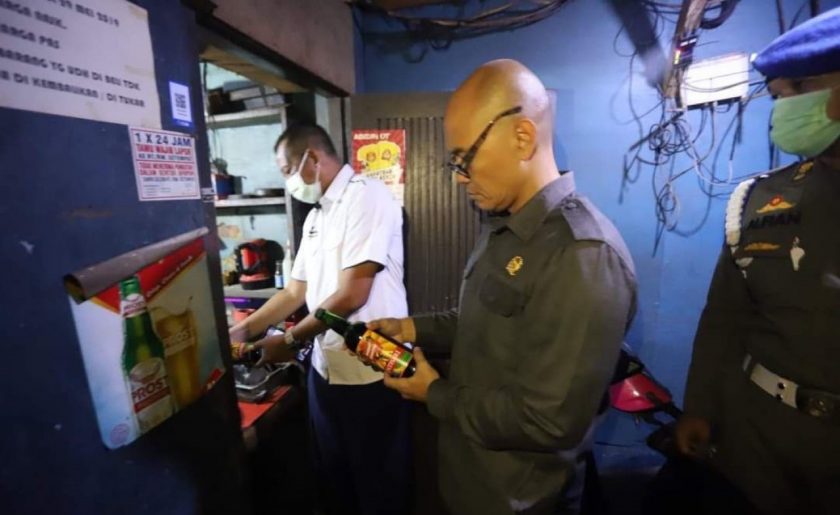 Edwin Senjaya Bersama Satpol PP, TNI dan Polri Sidak Kios Penjual Miras di Regol