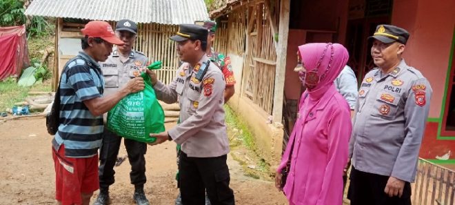 Polisi Bantu Korban Tanah Longsor di Desa Sukarama Cianjur