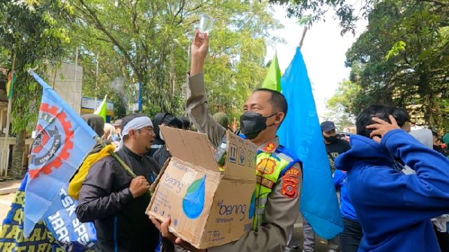 Pengamanan Humanis, Polisi Borong 13 Gerobak Berbagai Jenis Makanan dan Minuman untuk Peserta Aksi Unras di DPRD Kota Cimahi