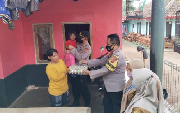 Polisi Berikan Bantuan Kepada Anak Penderita Stunting