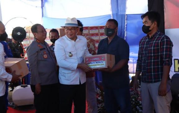 Kapolda Bersama Gubernur Jabar Bagikan 2000 Paket Bansos Kepada Nelayan Kabupaten Indramayu
