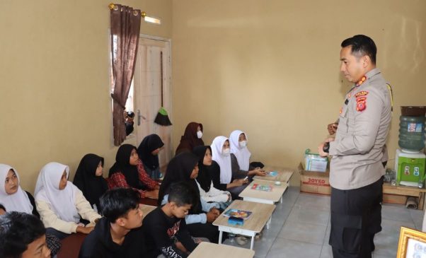 Kapolres Cianjur Kunjungi Rumah Belajar yang Didirikan Oleh Bhabinkamtibmas Polsek Cugenang