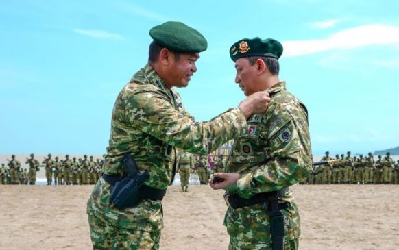 Kapolri Listyo Sigit Dikukuhkan Warga Kehormatan Kostrad