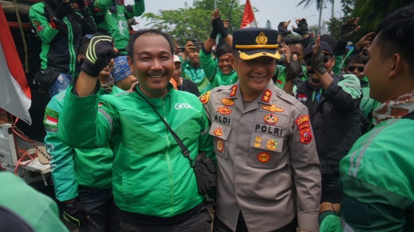 Mengedepankan Sikap Humanis, Polisi Laksanakan Pengamanan Unras Mahasiswa dan Komunitas Ojol di Karawang