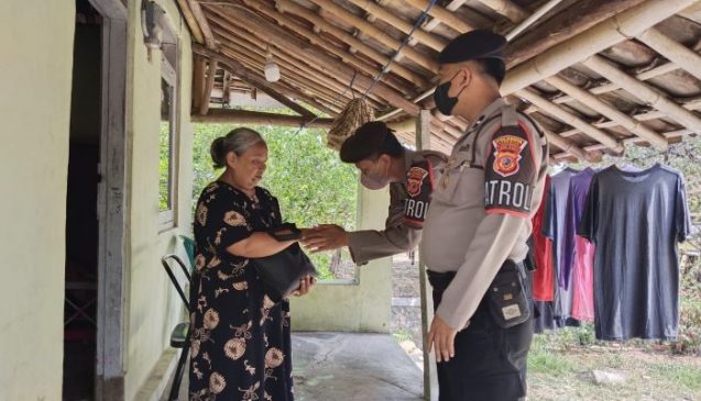 Peduli Warga Kurang Mampu, Polisi Sebar 5 Tim Bagikan Ratusan Paket Bansos di Cirebon