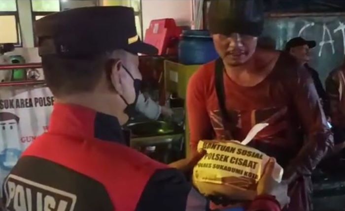 Polisi Bagi-Bagi Puluhan Paket Sembako Kepada PKL, Sopir Angkot dan Pemulung