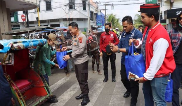 Polisi Bagikan Ratusan Paket Sembako Kepada Masyarkat Terdampak Kenaikan Harga BBM di Cianjur