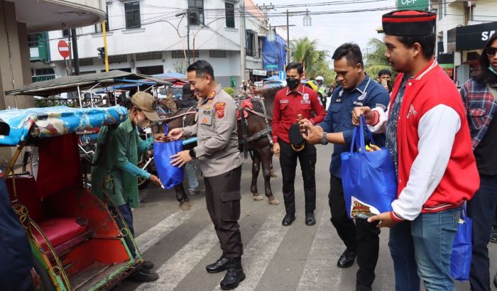 Polisi Bagikan Ratusan Paket Sembako Kepada Masyarkat Terdampak Kenaikan Harga BBM di Cianjur