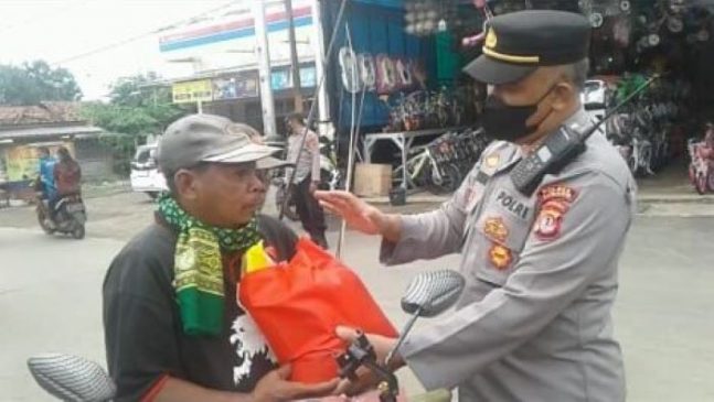 Polisi Bagikan Sembako untuk Sopir Angkot, Ojeg dan Nelayan di Desa Blanakan Subang