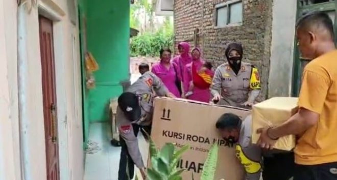 Polisi Beri Bantuan Kursi Roda Kepada Lansia yang Alami Lumpuh Menahun