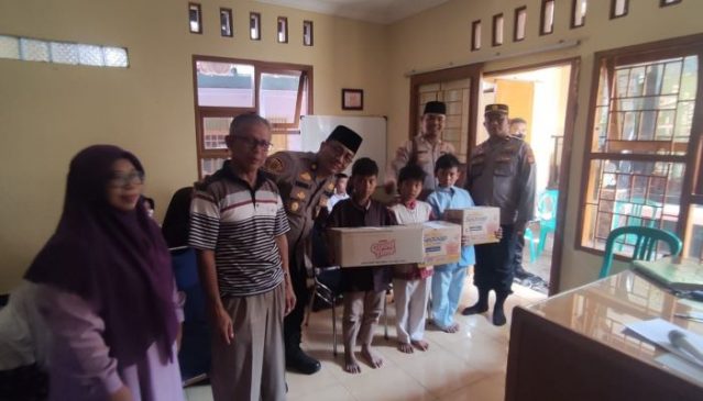 Polisi Beri Bantuan Sembako Kepada Panti Asuhan Al-Fitroh Kota Sukabumi