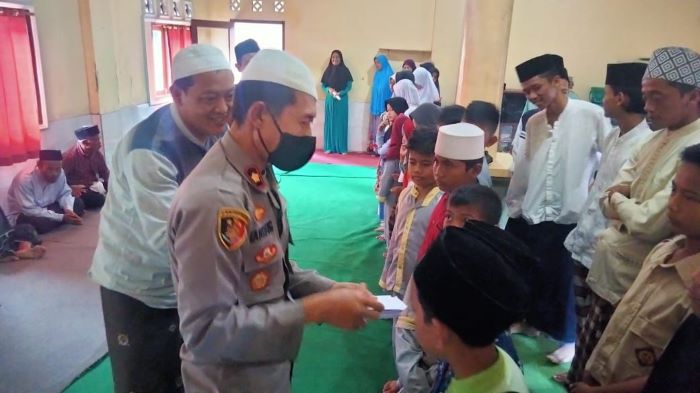Polisi Berikan Santunan Kepada Anak Yatim dan Dhuafa di Desa Munjul Cianjur