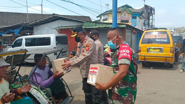 Polisi Bersama Koramil Berikan Bantuan Sembako Bagi Warga yang Membutuhkan di Patrol Indramayu