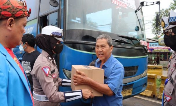 Polisi Bersama Mahasiswa Berikan Bantuan Kepada Masyarakat Terdampak Kenaikan Harga BBM di Bogor