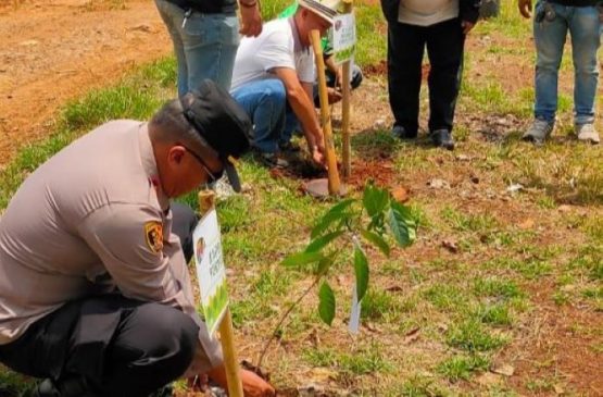 Polisi Hadiri Penanaman Pohon di Desa Pasir Bungur Subang