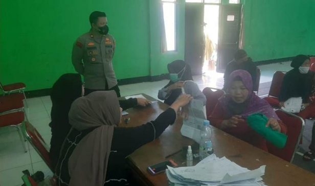 Polisi Kawal Pembagian BLT di Gor Kelurahan Baleendah