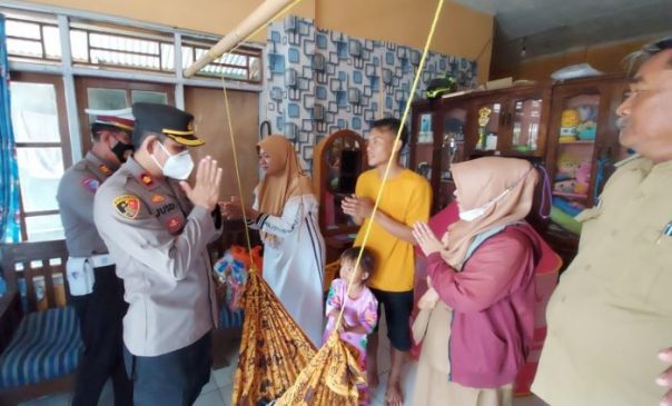 Polisi Kembali Berikan Bantuan Kepada Anak Penderita Stunting di Subang