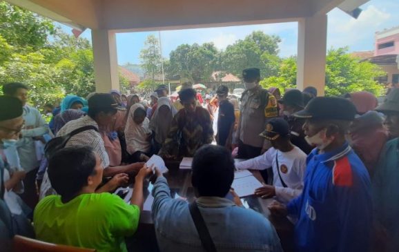 Polisi Laksanakan Pengamanan Penyaluran BLT BBM dan Program Sembako di Sumberjaya Majalengka
