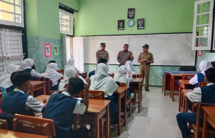 Polisi Masuk Kelas Memberikan Edukasi Kekerasan di Kalangan Pelajar