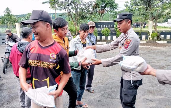 Polisi Salurkan Bansos dari Kapolda Jabar di Sukabumi