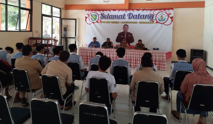 Polisi Sasar Pelajar SMPN 1 Gabuswetan, Berikan Sosialisasi Tentang Kenakalan Remaja dan Bahaya Narkoba