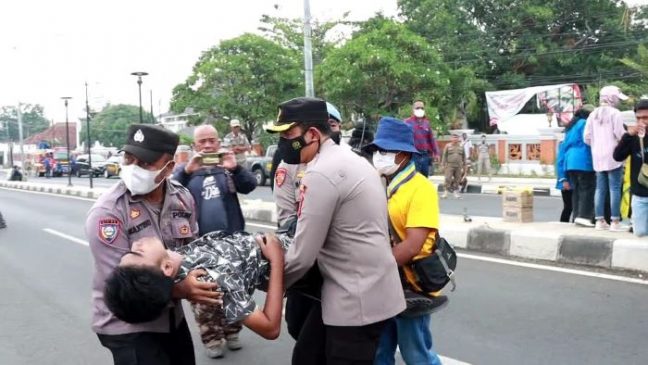 Polisi Sigap Evakuasi Bantu Peserta Unras yang Jatuh Pingsan di Depan Gedung DPRD Majalengka
