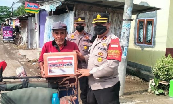 Polisi Turun Langsung Bagikan Bansos Kepada Warga di Jatibarang Indramayu