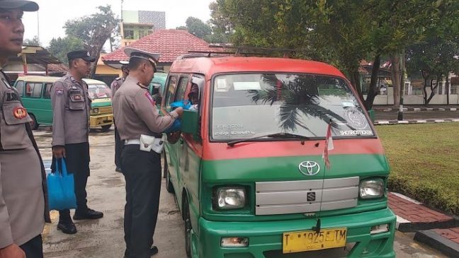 Polisi di Cipeundeuy Berikan Bantuan untuk Masyarakat Terdampak Kenaikan BBM