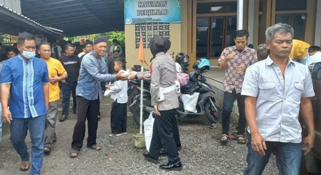 Polwan Berbagi Nasi Box kepada Jemaah di Mesjid Al Mujahidin Tasikmalaya