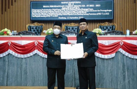 Rapat Paripurna, DPRD Kota Bandung Tetapkan Dua Raperda Jadi Perda