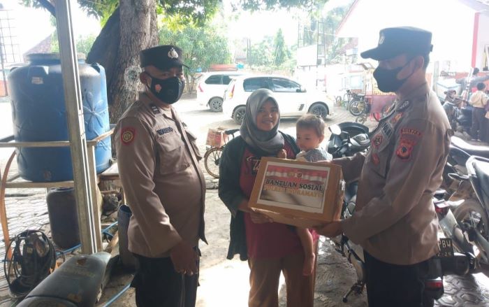 Ringankan Beban Warga Pasca Kenaikan BBM, Polisi Salurkan Bansos di Indramayu