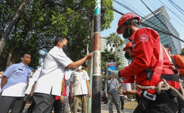 Sambut HJKB ke-212, Pemkot Bandung dan Perusahaan Telekomunikasi Cat Tiang dan Kencangkan Kabel Udara