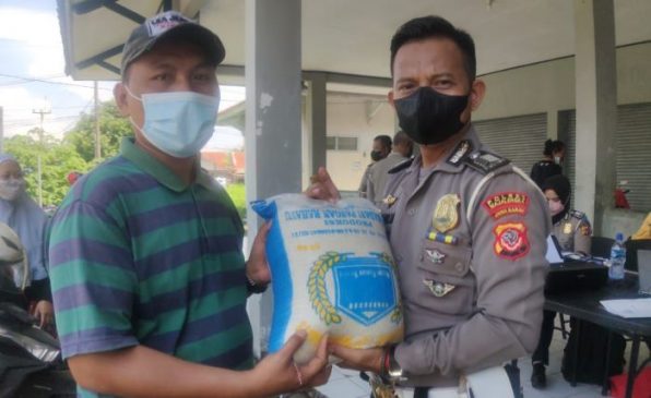 Sambut HUT Lantas ke-67, Polisi Bagikan 100 Paket Sembako Kepada Warga