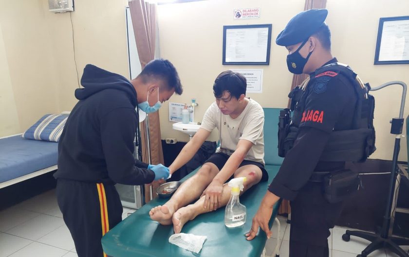 Sat Brimob Polda Jabar Sigap Bantu Evakuasi Korban Lakalantas Tunggal di Jalan Tangkuban Parahu