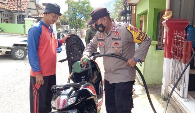 Sisihkan Sebagian Rezekinya, Polisi Bagikan BBM Gratis Kepada Masyarakat di Pacurendang Tonggoh Majalengka