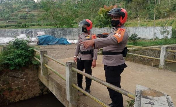 Tim SAR Sat Brimob Polda Jabar Cek Kondisi Sungai Wilayah Lembang di Masa Penghujan