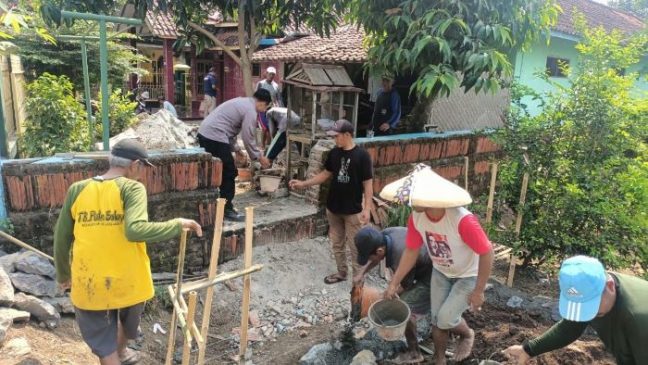 Tingkatkan Keamanan, Polisi Bersama Warga Gelar Baksos Bangun Pos Ronda di Majalengka