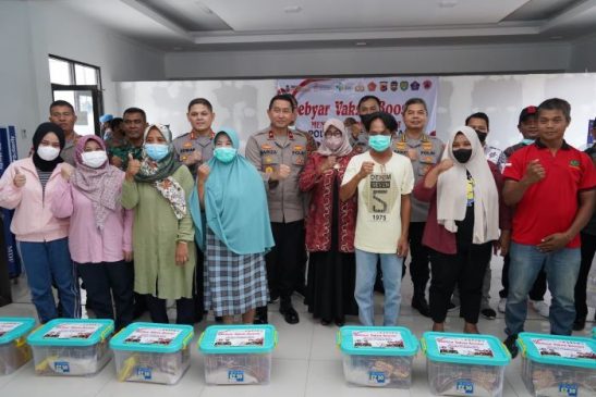 Wakapolda Jabar Tinjau Langsung Vaksinasi Serentak di Purwakarta