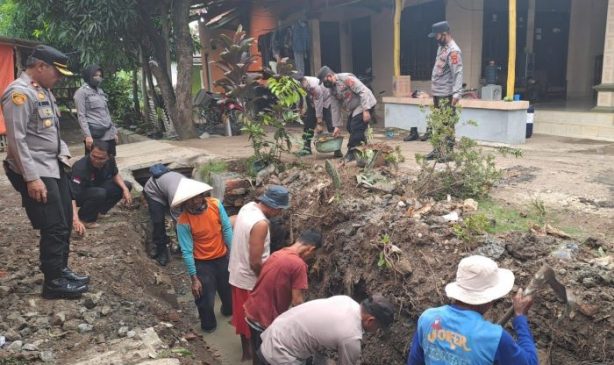 Antisipasi Banjir, Polisi Gotong Royong Bersihkan Selokan di Desa Waru Lohbener Indrmayu