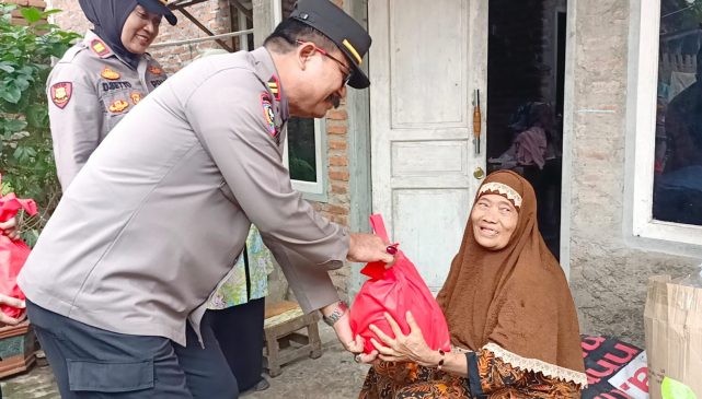 Berjalan Dari Blok ke Blok, Polisi Bagikan Bansos Kepada Tukang Becak, Ojol dan Sopir Angkot di Wilayah Polres Ciko