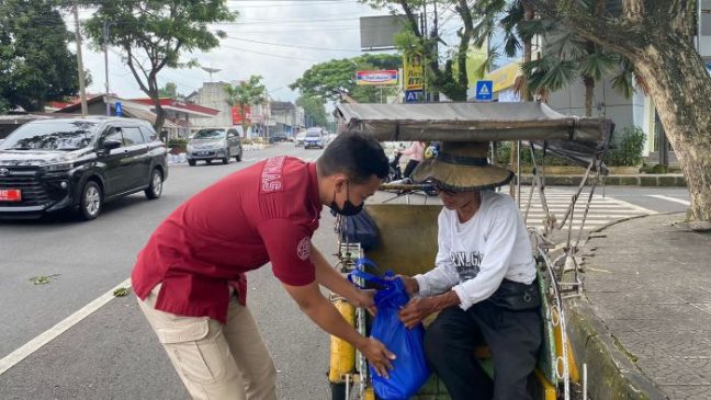 HUT Humas Polri ke-71, Polisi Bagikan Sembako ke Tukang Becak, Juru Parkir dan Kaum Dhuafa di Ciamis