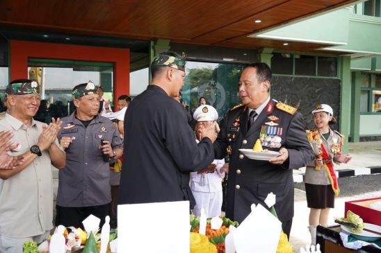 HUT TNI ke-77, Kapolda Jabar Beri Kejutan Kue Ulang Tahun dan Tumpeng kepada Pangdam III Siliwangi
