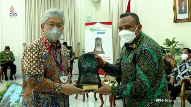 Patuh Implementasikan Jamsostek, bank bjb Raih Paritrana Award 2022