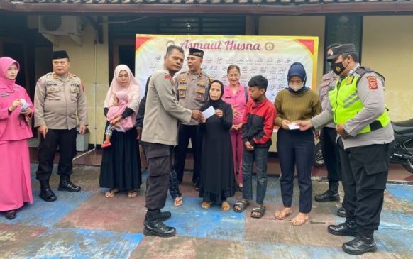 Jumat Berkah, Polisi Berikan Santunan Kepada Anak Yatim Piatu, dan Jompo