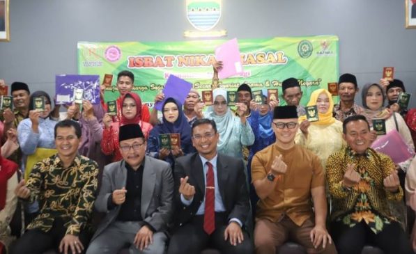 Ketua DPRD dan Wakil DPRD Kota Bandung Jadi Saksi Nikah Massal di Aula Kecamatan Regol