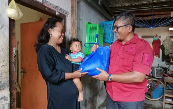 Peringati HUT Humas Polri ke-71 tahun, Polisi Bagikan Sembako Secara Door to Door