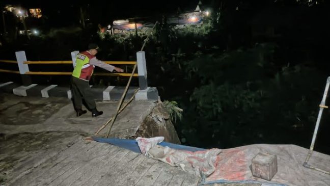 Polisi Alihkan Jalan, Akibat Longsor Tutup Akses Warga di Cigombong Bogor