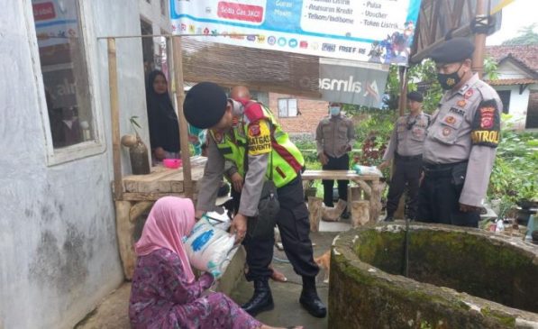 Polisi Bagikan Sembako, Sambangi Warga Terdampak BBM dan Tidak Mampu di Kampung Gunungjambe