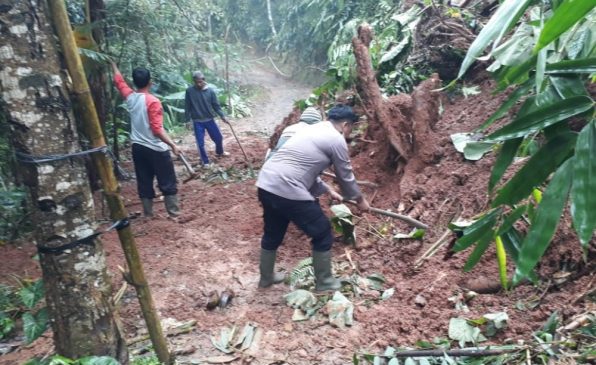 Polisi Bantu Tangani Longsor di Dusun Legokmenol Kabupaten Ciamis